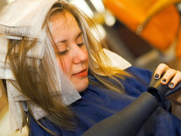 Mujer joven en el estudio de pelo
 - Foto, imagen