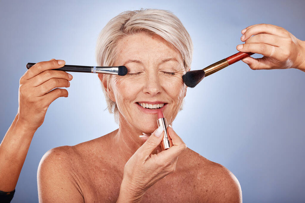 Ομορφιά, πινέλο και ηλικιωμένη γυναίκα ή μακιγιέρ με κραγιόν, πολυτελή καλλυντικά και χέρια εφαρμόζουν αντιγηραντικό προϊόν. Υγεία, φροντίδα χειλιών και αισθητικό πρόσωπο του μοντέλου χαλάρωσης με την υποστήριξη περιποίησης προσώπου. - Φωτογραφία, εικόνα