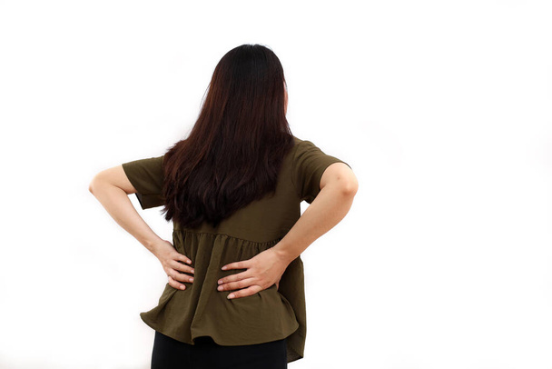 Вид ззаду молодої азіатки, що стоїть під час болю в попереку. Ізольовані на білому з копійкою
 - Фото, зображення
