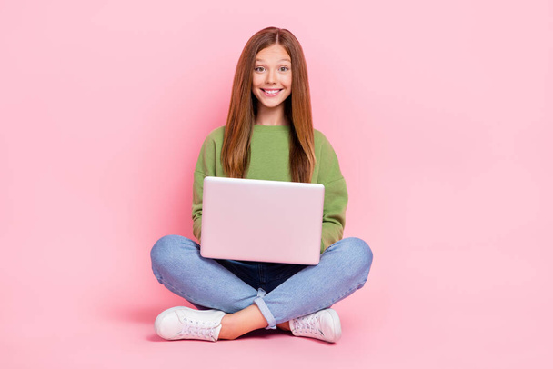 Full length photo of cheerful cute school girl dressed green sweatshirt chatting samsung apple modern device isolated pink color background. - Foto, afbeelding