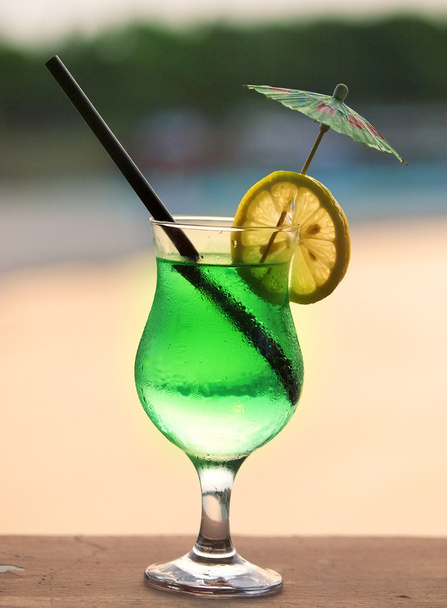 Green cocktail at beach - Фото, зображення