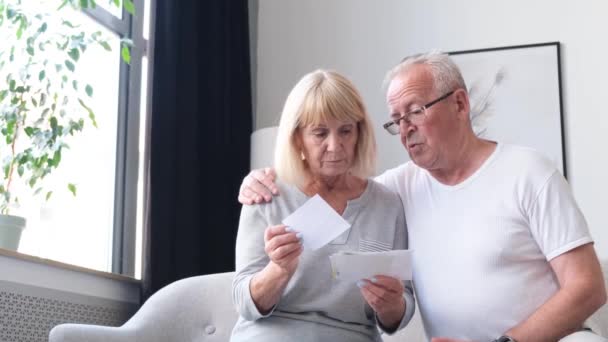 Rentner erhalten Zahlungen für Versorgungsleistungen. Die Großeltern sind deprimiert. Kreditzahlung. 4k-Video - Filmmaterial, Video