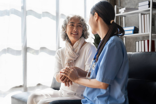 Krankenschwester zu Hause, Physiotherapie mit erwachsener Seniorin zu Hause. - Foto, Bild