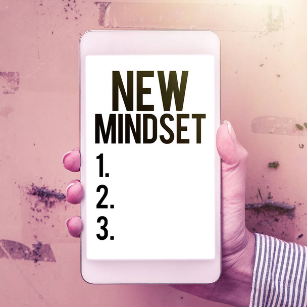Znak tekstowy pokazujący New Mindset, Conceptual zdjęcie świeżo madeup myśli i przekonania kształtowanie osoby s jest umysł - Zdjęcie, obraz