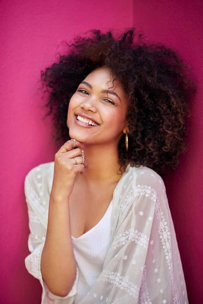 Gran estilo y una hermosa sonrisa. Retrato de una joven atractiva posando sobre un fondo rosa - Foto, imagen