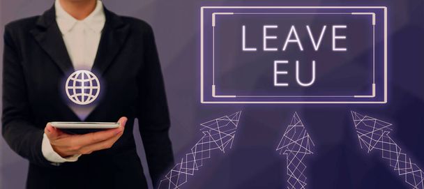 Znak tekstowy pokazujący "Leave Eu, Word Written on Akt osoby opuszczającej kraj należący do Europy" - Zdjęcie, obraz