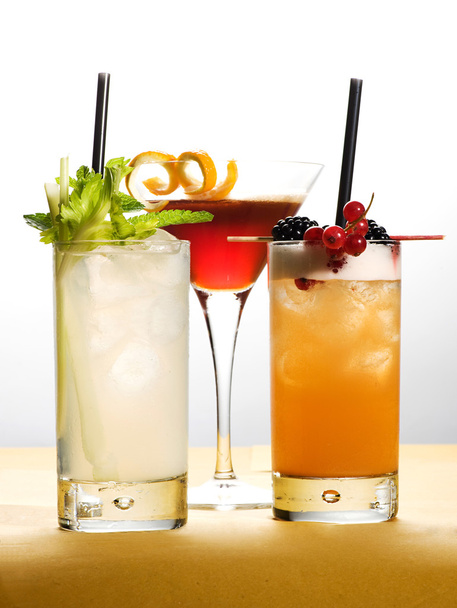 Bebidas diferentes em copos com frutas e folhas
 - Foto, Imagem