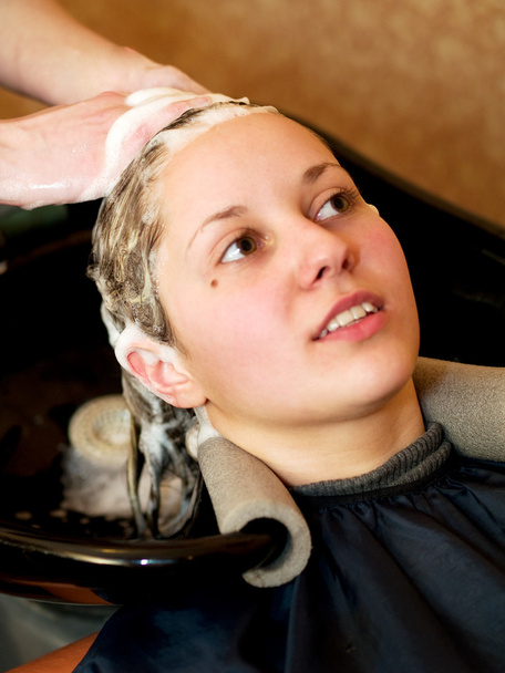 Beautiful woman in hair salon - Фото, зображення