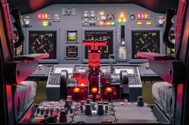 Cockpit di un simulatore di volo fatto in casa - Concetto di sviluppo dell'industria aerospaziale - Scuola di simulazione volante per piloti che apprendono l'aviazione
 - Foto, immagini