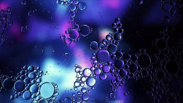 Abstrakti värikäs ruokaöljy tippaa kuplia ja palloja virtaa veden pinnalla Makrovalokuvaus - Valokuva, kuva