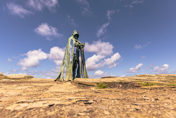 Tintagel - 30 de mayo de 2022: Estatua del legendario rey Arturo en la antigua ciudad de Tintagel en Cornwall, Inglaterra. - Foto, Imagen