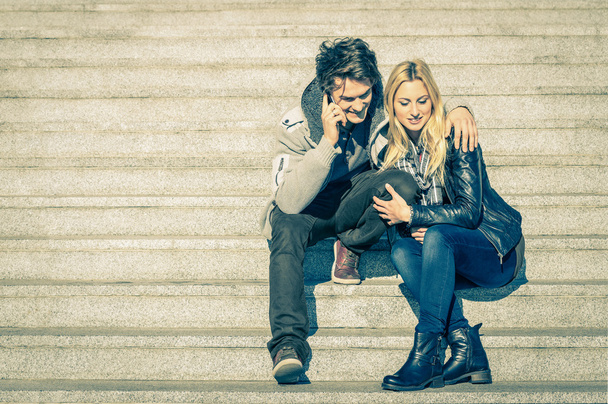 Mooie hipster paar in liefde met een smartphone oproep - moderne concept van verbinding in een relatie samen met mobiele telefoontechnologie - stad trap stedelijke levensstijl en het dagelijks leven rapport - Foto, afbeelding
