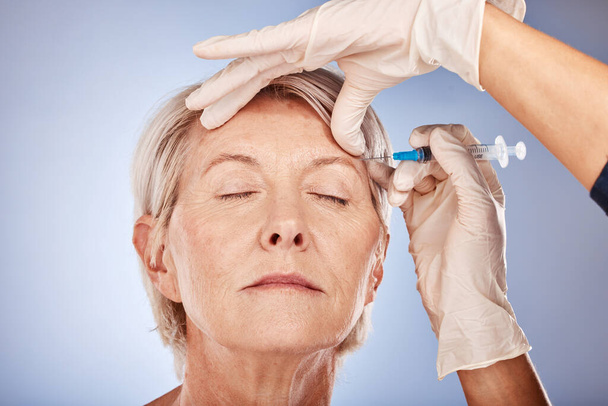 Hautpflege, reife Frau und Botox-Injektion von medizinischem Fachpersonal zur Anti-Aging-Behandlung von Stirnfalten. Schönheit, Gesichtswellness und eine Seniorin, die sich Kollagen-Füllstoff spritzen lässt - Foto, Bild