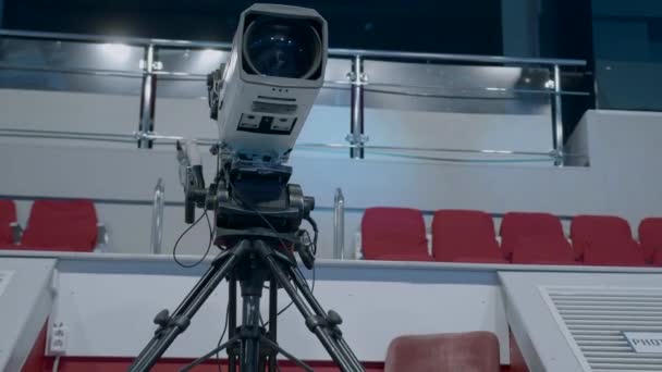 Εξοπλισμός. Ένα μεγάλο λευκό κάμερα στέκεται σε ένα ειδικό τρίποδο. Υψηλής ποιότητας 4k πλάνα - Πλάνα, βίντεο