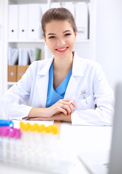 Γυναίκα ερευνητής περιβάλλεται από ιατρικά φιαλίδια και φιάλες, απομονώνονται σε λευκό φόντο - Φωτογραφία, εικόνα