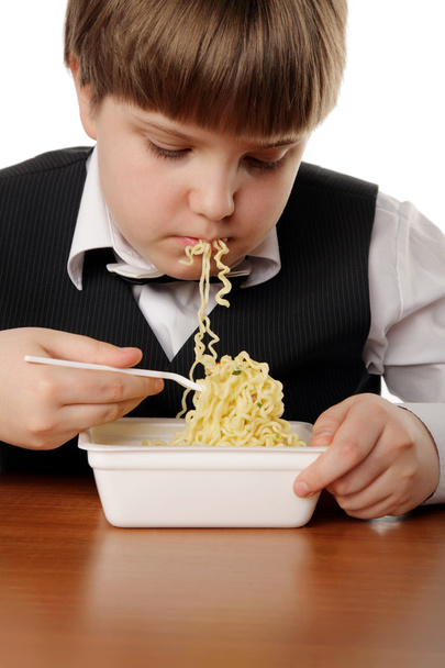 chlapec jíst instantní nudle - Fotografie, Obrázek