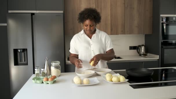 Nuori kuubalainen nainen leipomassa perunamuusia pallot valmistella kuubalaista tyyliä täytetyt perunat. - Materiaali, video