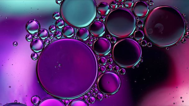 アブストラクトカラフルな食品油滴泡と球が水面に流れるマクロ写真 - 写真・画像