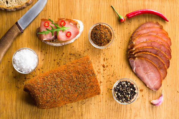 Сушене свиняче м'ясо нарізане і сендвіч вид зверху
 - Фото, зображення