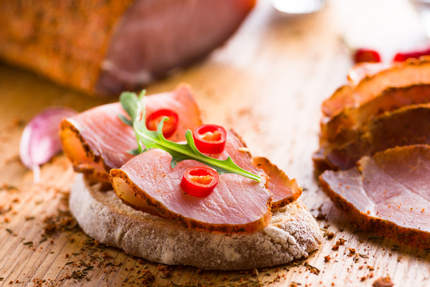 Sandwich con carne di maiale essiccata primo piano
 - Foto, immagini