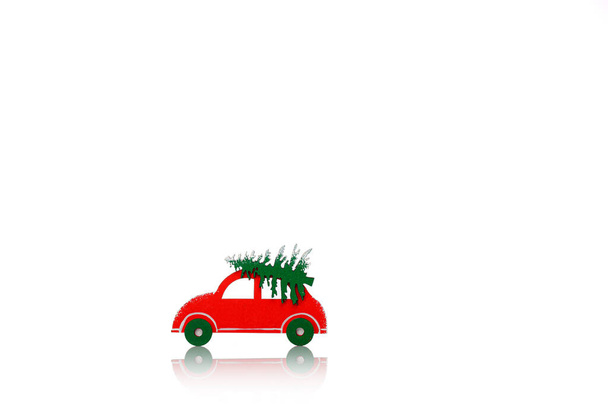 piękny sylwester zabawka samochód na białym tle zbliżenie - Zdjęcie, obraz