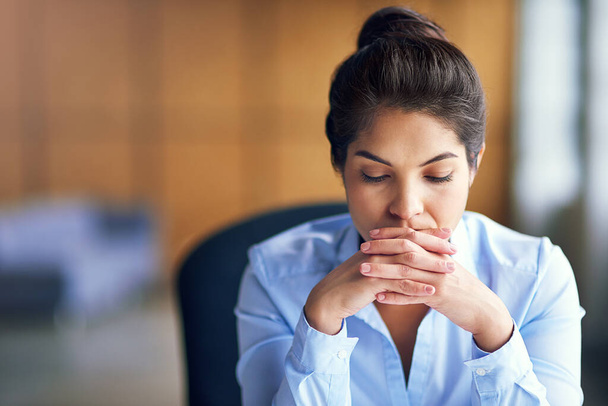 Haar motivatie is op een dieptepunt. een jonge zakenvrouw kijkt gestresst op kantoor - Foto, afbeelding