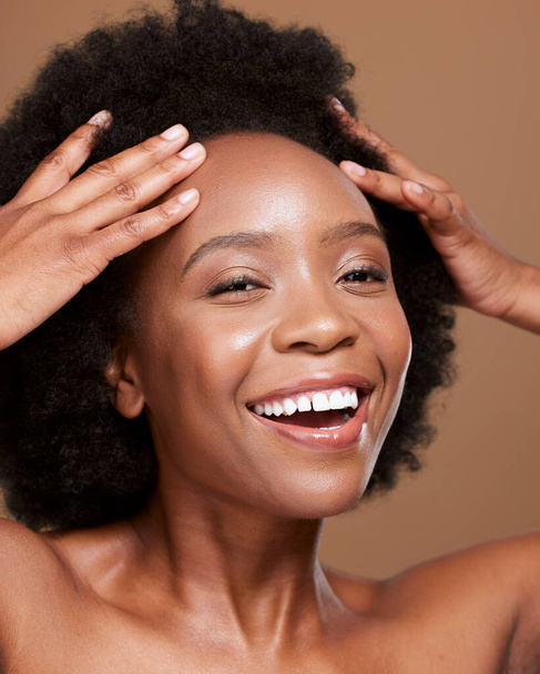 Φυσική περιποίηση μαλλιών, μαύρη γυναίκα και πορτραίτο ομορφιάς στο στούντιο καλλυντικών, υγιή λάμψη και φωτογράφηση κεφαλής. Happy afro afican μοντέλο προσώπου με την ανάπτυξη των μαλλιών, φροντίδα του δέρματος λάμψη και δερματολογία. - Φωτογραφία, εικόνα