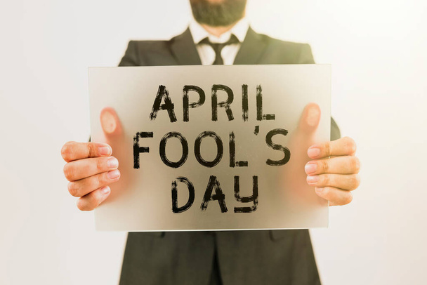 Texto mostrando inspiración April Fool S Is Day, Visión general de la empresa Bromas prácticas bromas de humor Celebración divertida tonta - Foto, imagen