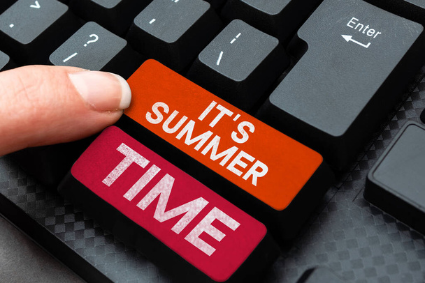 Handgeschriebenes Schild It S Summer Time, Konzept bedeutet Saison für Spaß und Spannung bei sonnigem Wetter - Foto, Bild