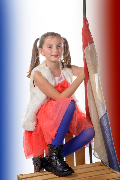 bir Fransız bayrağı ile bir kutu üzerinde oturan bir kız  - Fotoğraf, Görsel