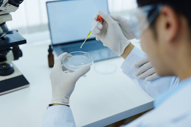 medyczne laboratoria badawcze, naukowcy analizują próbki chemiczne Omów innowacje technologiczne. Zaawansowane laboratoria naukowe dla medycyny, biotechnologii - Zdjęcie, obraz