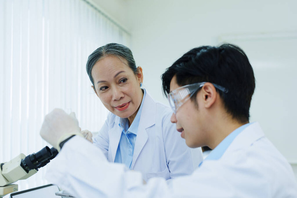 laboratori di ricerca medica, gli scienziati analizzano campioni chimici Discutere innovazioni tecnologiche. Laboratori scientifici avanzati per medicina, biotecnologia - Foto, immagini