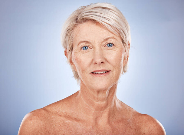 Portret, kosmetyki i starsza kobieta z wellness, pielęgnacja skóry i naturalne piękno dla anti aging na tle studio. makijaż, dojrzała pani i starsze kobiety z pielęgnacji ciała, zdrowia lub detox twarzy. - Zdjęcie, obraz
