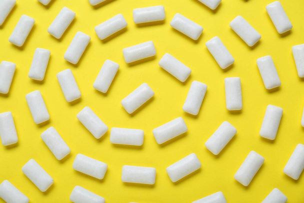 Tasty white chewing gums on yellow background, flat lay - Φωτογραφία, εικόνα