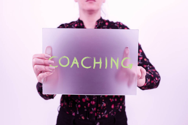 Legenda conceitual Coaching, abordagem de negócios desbloquear um potencial de pessoas para maximizar o seu próprio desempenho - Foto, Imagem