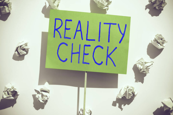 Text zeigt Inspiration Reality Check, Internet-Konzept, das die Person den realen Zustand der Situation erkennen lässt - Foto, Bild
