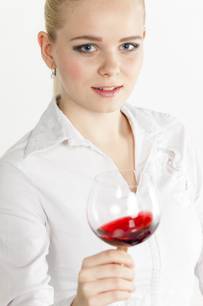 portret młodej kobiety przy lampce czerwonego wina - Zdjęcie, obraz