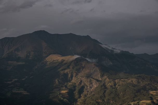 Tájkép az Alpokban viharos hangulatú Pra Loup - Fotó, kép