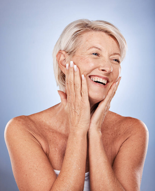Pielęgnacja skóry, samopielęgnacja i starsza piękna kobieta zadowolona z naturalnych kosmetyków anti aging, blask skóry twarzy lub dermatologii leczenia. Opieka zdrowotna, wellness i estetyczny model dla osób starszych z luksusowym makijażem. - Zdjęcie, obraz