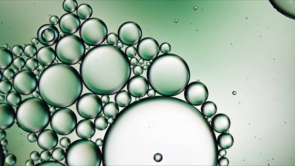 Abstract Colorful Food Oil Drops Bubbles and spheres Flowing on Water Surface Macro Photography - Foto, imagen