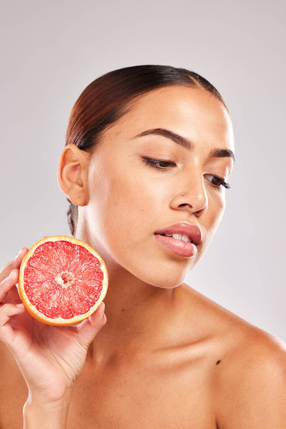 Schoonheid, huidverzorging en grapefruit cosmetica product voor de natuurlijke huid welzijn, citrus en vitamine c detox. Facial spa behandeling, organische gezondheidszorg en zwarte vrouw gezicht voor een studio reclame mockup. - Foto, afbeelding
