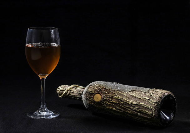 黒を基調とした木の仕上げのワインとワインボトル。閉鎖 - 写真・画像