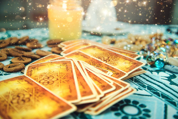 Tarotkaarten op tafel. Selectieve focus. Magie. - Foto, afbeelding