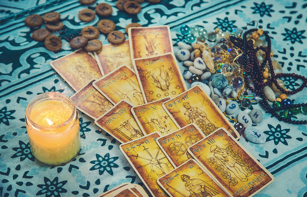 Tarotkarten auf dem Tisch. Selektiver Fokus. Magie. - Foto, Bild