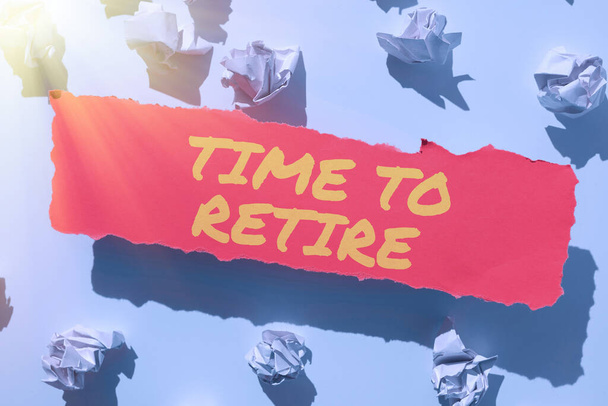 Вдохновение, показывающее знак "Время уйти в отставку", бизнес-презентация банковского сберегательного счета, страхования и пенсионного планирования - Фото, изображение