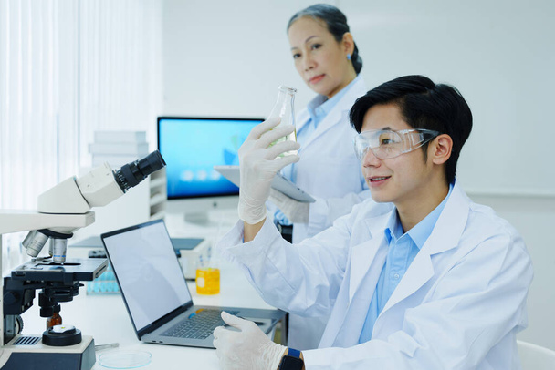 εργαστήρια ιατρικής έρευνας, οι επιστήμονες αναλύουν χημικά δείγματα συζητούν τεχνολογικές καινοτομίες. Προηγμένα επιστημονικά εργαστήρια ιατρικής, βιοτεχνολογίας - Φωτογραφία, εικόνα