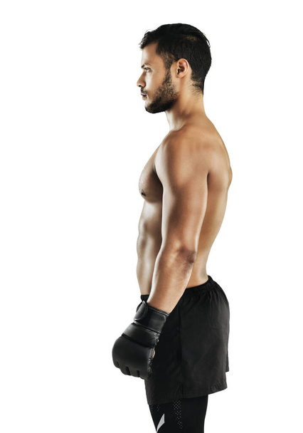 Koulutusta taistelukuntoon. Studio laukaus sovi nuori mies yllään nyrkkeilyhanskat valkoista taustaa vasten - Valokuva, kuva
