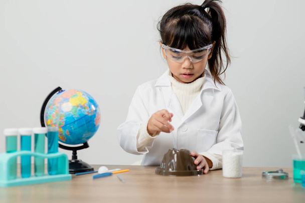 educación, ciencia, química y concepto de niños: niños o estudiantes con un experimento de fabricación de tubos de ensayo en el laboratorio escolar
 - Foto, Imagen