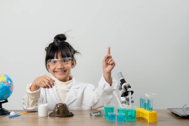 concept d'éducation, de science, de chimie et d'enfants - enfants ou étudiants avec éprouvette faisant des expériences au laboratoire de l "école
 - Photo, image