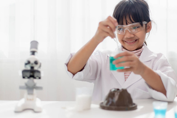освіта, наука, хімія та концепція дітей - діти або студенти з експериментом з пробіркою у шкільній лабораторії
 - Фото, зображення